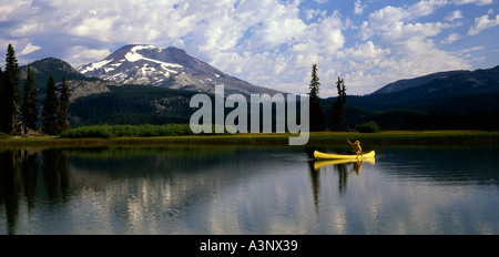 Canoa pescatore al Lago di scintille in Oregon con il sud montagna sorella che si profila per la distanza Foto Stock