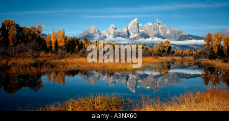 Autunno nuvole basse appendere al di sotto dei picchi nel Parco Nazionale di Grand Teton in Wyoming in una vista dall'Atterraggio Schwabaker Beaver stagni Foto Stock