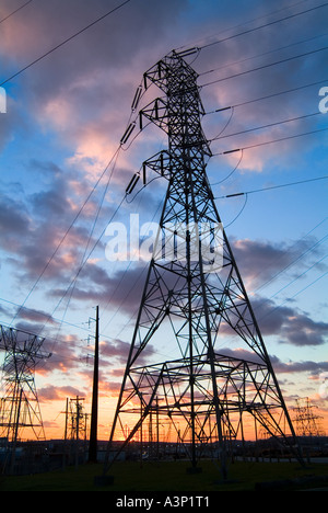 Tensione elettrica linee e torri, Sunset Pennsylvania USA Foto Stock