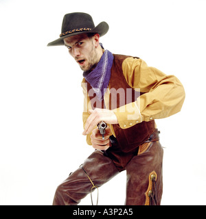 Giovane uomo vestito da cowboy, punta la pistola, ritratto Foto Stock