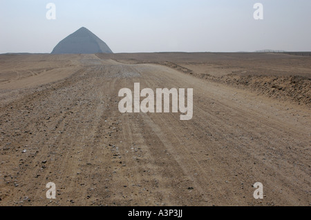 Piegato La piramide di Snofru a Dahshur vicino al Cairo in Egitto. Foto Stock