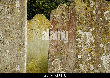 Antiche lapidi in Santa Maria Vergine Chiesa di segale cantiere Sussex Foto Stock