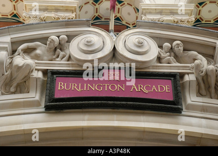 Elaborare lavori ornamentali in pietra e segno sopra l'entrata di Burlington Arcade in Piccadilly Londra Foto Stock