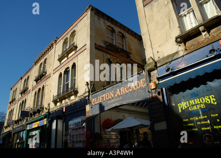 La zona circostante il Clifton Arcade in Boyces Avenue Bristol Gloucestershire in Inghilterra Foto Stock