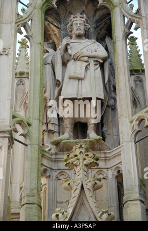 Close up di burro Croce che mostra la statua di Re Alfred in Winchester High Street, Winchester, Hampshire, Inghilterra, Regno Unito Foto Stock