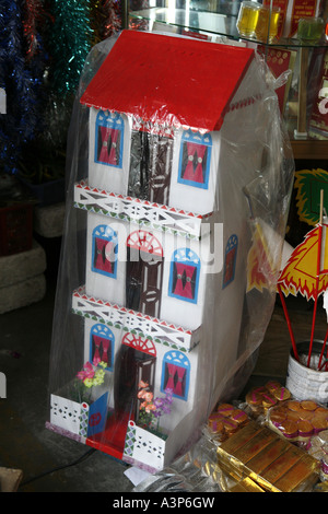 Gli attributi di religiosi che l'uso vietnamita per il culto degli antenati (Hanoi, Vietnam 2006) Foto Stock