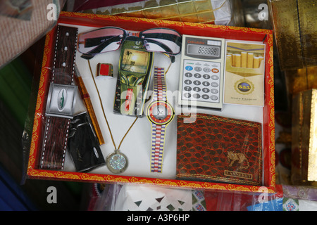 Gli attributi di religiosi che l'uso vietnamita per il culto degli antenati (Hanoi, Vietnam 2006) Foto Stock