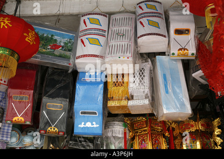 Gli attributi di religiosi che l'uso vietnamita per il culto degli antenati (Hanoi, Vietnam 2006) Foto Stock