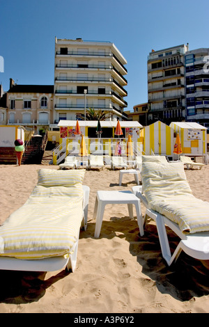 Vuoto sedie a sdraio sulla spiaggia di francia Foto Stock