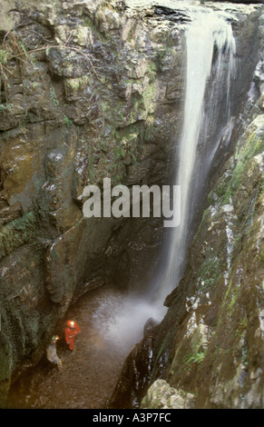 Albero di ingresso con cascata entrando in grotta Yorkshire Dales REGNO UNITO Foto Stock