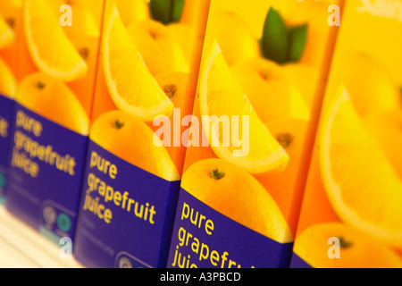 I CARTONI DI SUCCO DI POMPELMO su scaffale di supermercato Foto Stock