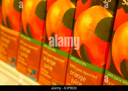I CARTONI DI SUCCO DI ARANCIA su scaffale di supermercato Foto Stock