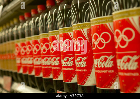 Grandi bottiglie di coca cola su scaffale di supermercato Foto Stock