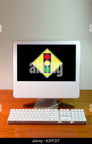 Computer Apple con street insegna luminosa sullo schermo Foto Stock