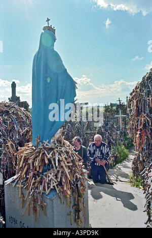 Pellegrini in preghiera presso la Collina delle Croci, Lituania Foto Stock