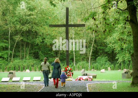 Le persone che visitano il cimitero dei prigionieri del Lambinowice campo di concentramento, Polonia Foto Stock