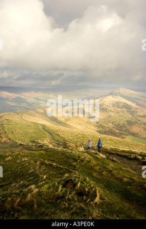 Vista dal Mam Tor di due escursionisti in direzione Hollins croce e retro Tor nel Parco Nazionale di Peak District Foto Stock