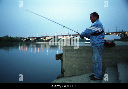 L'uomo la pesca presso la banca del fiume Vistola a Varsavia, Polonia Foto Stock