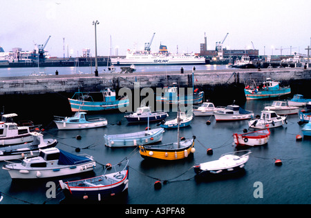 Calais 'Nord della Francia' porta con diverse imbarcazioni di pesca del Dock Foto Stock