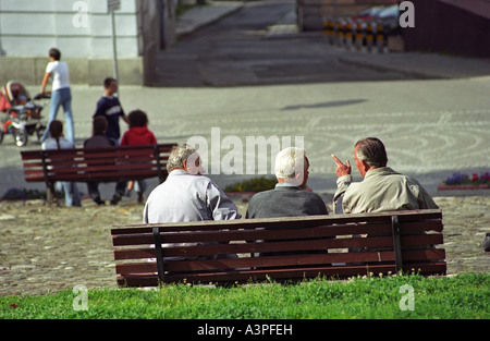 La gente seduta sulle panchine di Przemysl, Polonia Foto Stock