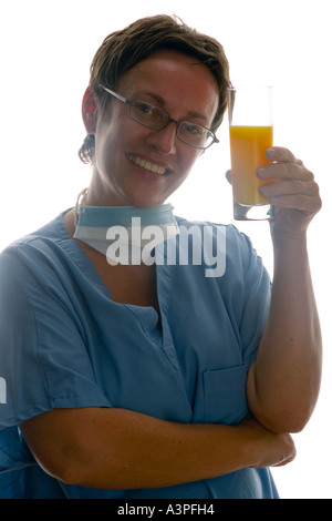 Femmina, dietologi nutrizionisti, medico di bere succo di arancia Foto Stock