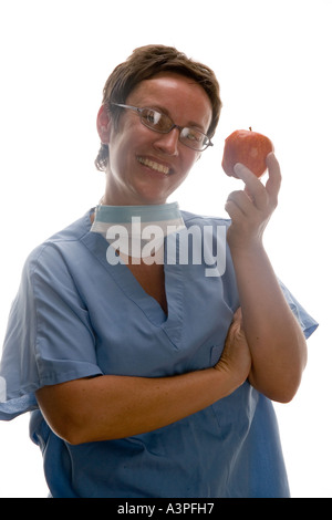 Femmina, dietologi nutrizionisti, medico di mangiare apple Foto Stock