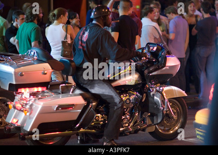 Motociclista in West terza strada. Greenwich Village. La città di New York. Sullo sfondo le persone in piedi in linea fuori night club. Foto Stock