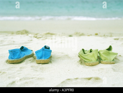 Due coppie di " espadrilles " sulla spiaggia Foto Stock