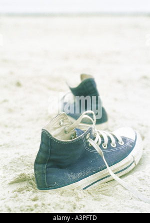 Scarpe di tela sulla spiaggia Foto Stock