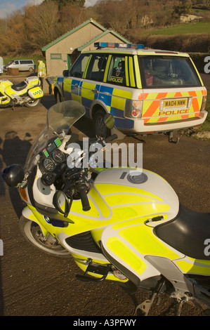 Moto della polizia e Range Rover sulla posizione Foto Stock