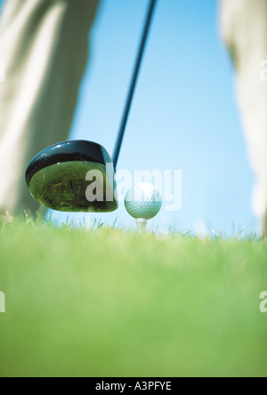 Il Golfer preparazione di oscillare, close-up Foto Stock