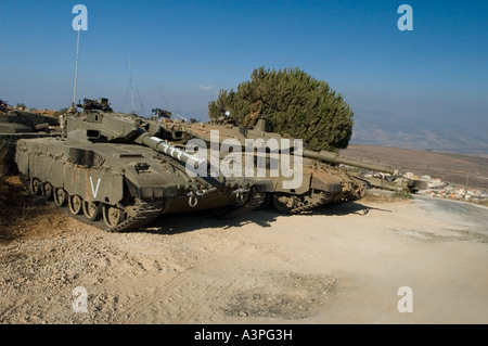 Serbatoi Merkava in attesa nella distribuzione di Metula, nel nord di Israele Foto Stock