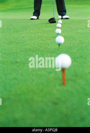 Giocatore di golf sul driving range, sezione bassa Foto Stock