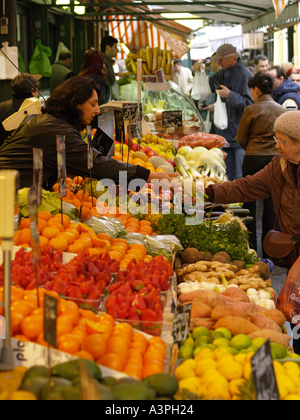 Naschmarkt Obst und Gemüsestand donna di mercato resta in attesa di un cliente Foto Stock