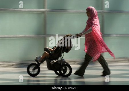 Silhouette di una madre turco con un passeggino Foto Stock