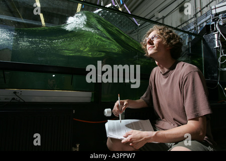 Gregorio Payne, studente di dottorato di ricerca di effettuare ondata di conversione di potenza ricerca presso l Istituto di Sistemi Energetici presso Università di Edimburgo Foto Stock