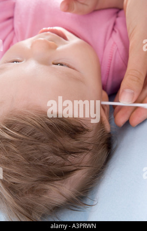 La madre del bambino di pulizia le orecchie Foto Stock