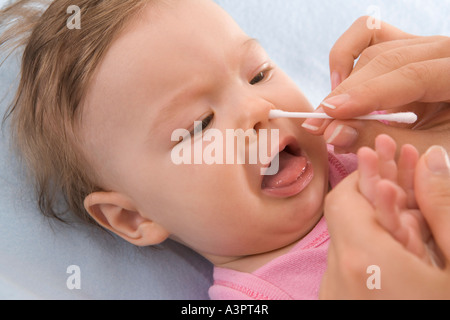 La madre del bambino di pulizia del naso Foto Stock
