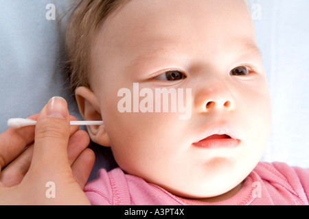 La madre del bambino di pulizia orecchio Foto Stock