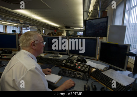 Interno del Centercomm, autobus di Londra sala di controllo, tutti gli autobus sono contattabili via radio Foto Stock