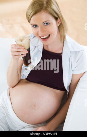 Donna Incinta Di Bere La Birra Analcolica Foto Stock Alamy