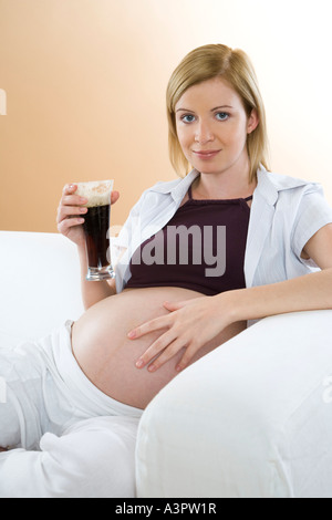 Donna Incinta Di Bere La Birra Analcolica Foto Stock Alamy