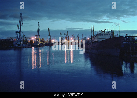 Il porto di Kaliningrad di notte, Russia Foto Stock