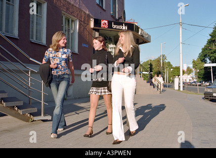 Tre giovani donne nella regione di Kaliningrad, Russia Foto Stock