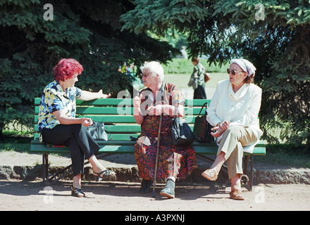 Le donne anziane seduta su una panchina nel parco, Kaliningrad, Russia Foto Stock