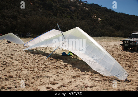 Hangglider poggia sulla spiaggia nel Queensland Australia Foto Stock