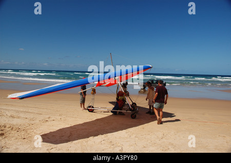 Hangglider poggia sulla spiaggia nel Queensland Australia Foto Stock