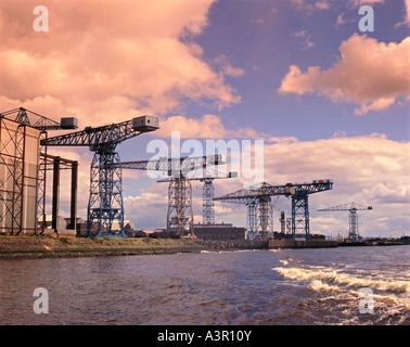 Ex Clydebank gru linea il riverbank presso la John Brown & Co, John Browns cantiere, sul fiume Clyde, Glasgow Scotland, Regno Unito Foto Stock