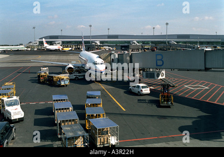 Aeroplano e ponte passeggeri all'aeroporto Ruzyne di Praga, Repubblica Ceca Foto Stock
