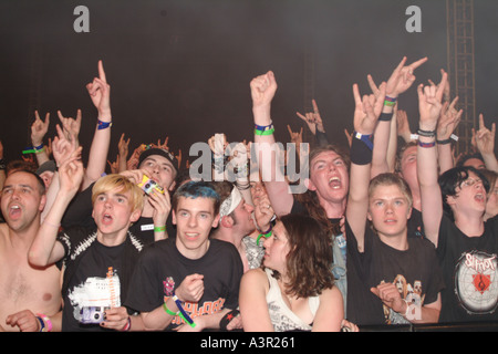 Pubblico Giovane di fan della musica al Download Festival 2004 Foto Stock